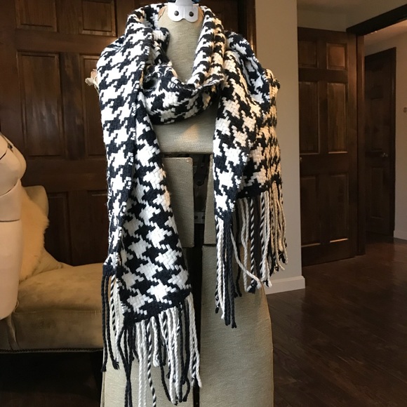 Banana Republic Accessories - Banana Republic Black & White Houndstooth Scarf